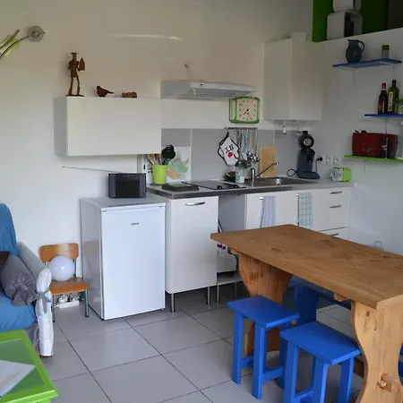 Bedenac Joli Maisonnette A 30 Mn De Bordeaux De Jonzac De Blaye, Pour 2 Adultes Bussac-Foret