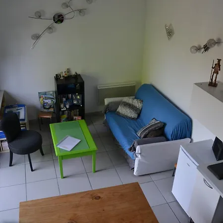 Bedenac Joli Maisonnette A 30 Mn De Bordeaux De Jonzac De Blaye, Pour 2 Adultes Bussac-Foret
